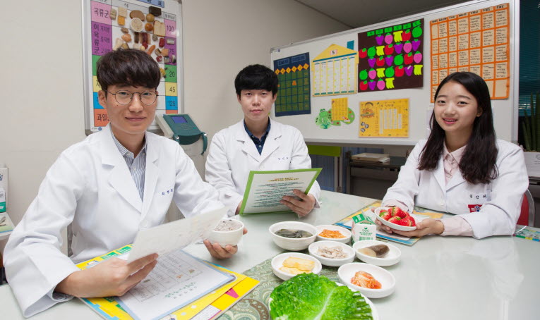 식품영양조리학부 학생들이 실습실에서 활짝 웃고 있다.