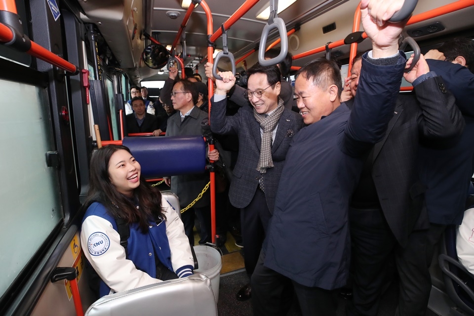 김헌영 총장과 이재수 춘천시장을 비롯한 대학, 춘천시 관계자 및 학생 30여 명은 이날 오전 9시 30분 남춘천역 환승센터에서 강원대까지 함께 시내버스를 타고 이동하고 있다.