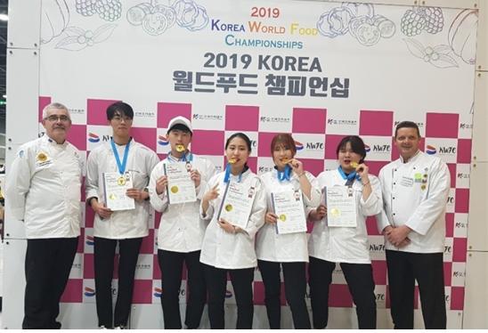 김포대학교 호텔조리과 학생들이 2019 코리아 월드푸드 챔피언십에 참가해 대상과 금상, 은상을 수상했다.