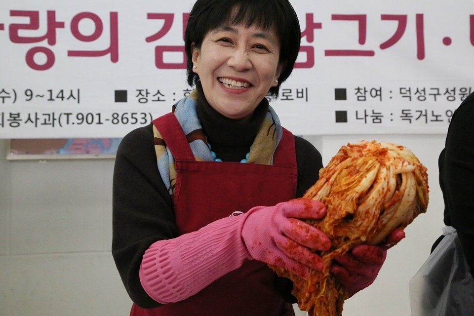 강수경 총장이 사랑의 김장 담그기 봉사활동에 함께 참여했다.