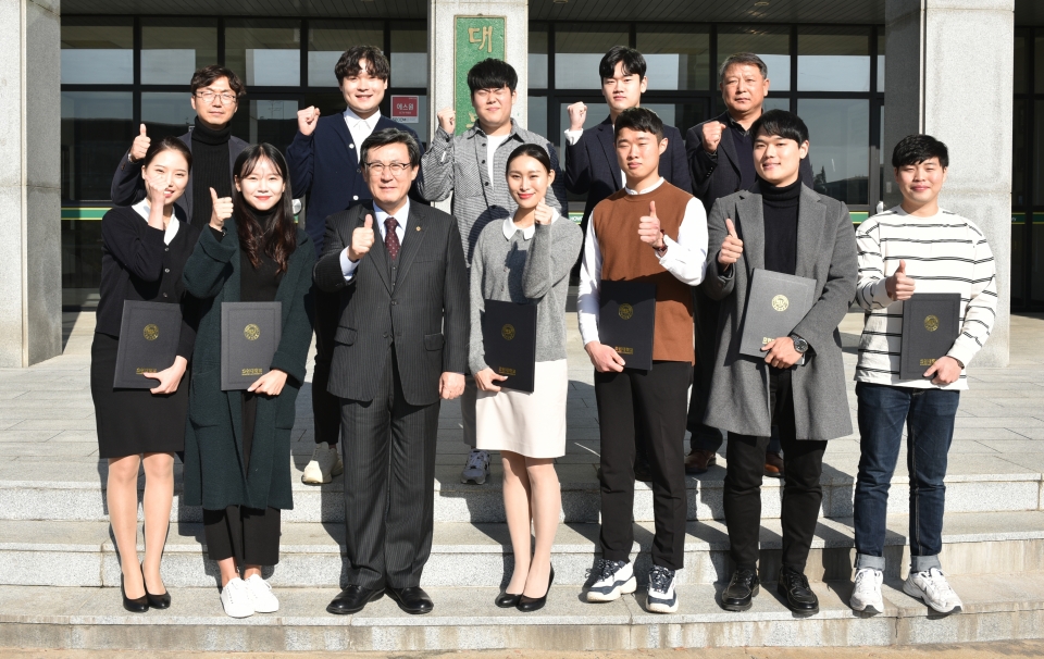 강희성 총장(앞줄 왼쪽에서 3번쨰)이 백人백色 HOPE 인증제를 받은 학생들과 함께 기념촬영을 했다.
