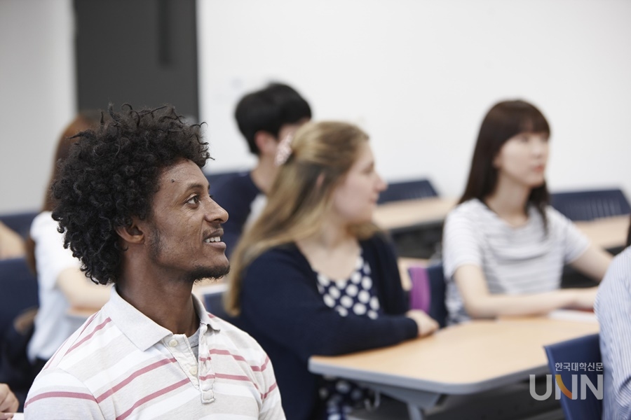 한국외대에서 외국인 학생들이 함께 수업을 하고 있다.