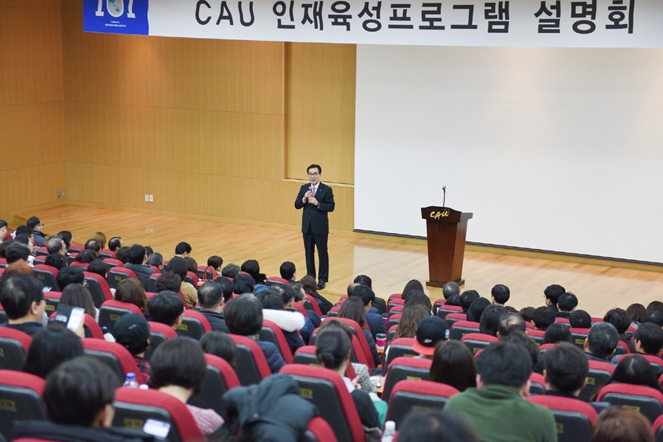 김창수 총장이 수험생 학부모들과 대화를 나누고 있다.