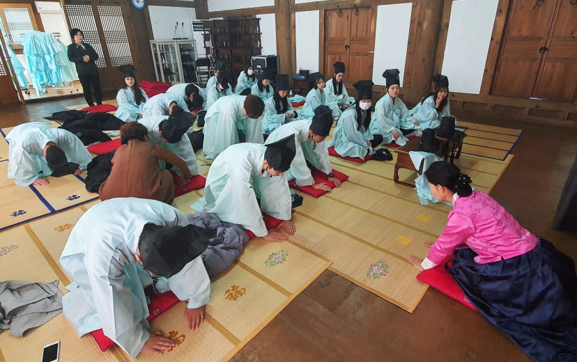 선비문화체험에 참여한 학생들이 유복(선비옷)을 입고 생활예절교육(의례)을 체험하고 있다.