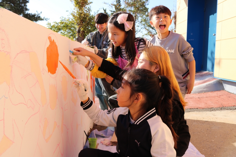 예술대학 학생들이 경기도 부천 수주초등학교를 찾아 벽화봉사활동을 실시했다.