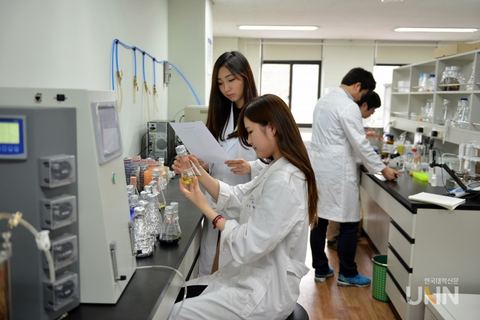 실험실에서 연구하고 있는 학생들의 모습