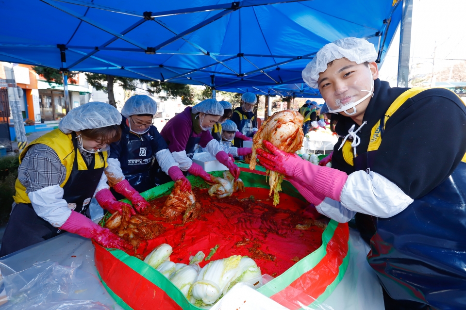 상명대 사회봉사단이 28일 종로구 부암동 주민센터 앞마당에서 김장 나눔 봉사활동을 진행했다.