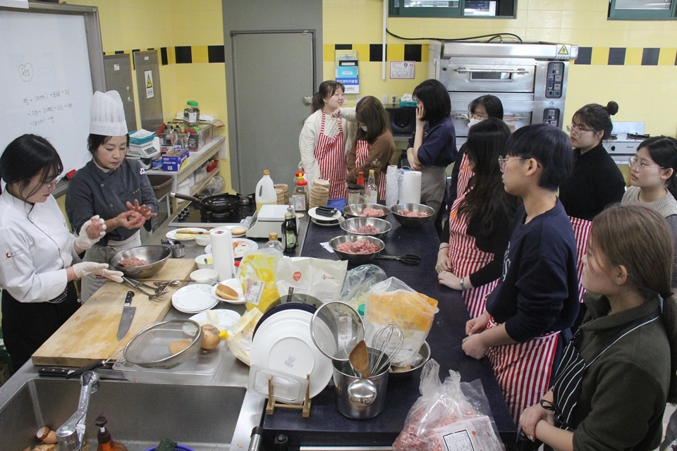 혜화여고 3학년 학생들이 29일 수성대 호텔조리과 실습실에서 수제 햄버거를 만들기를 배우고 있다.