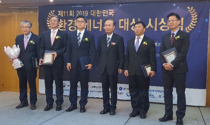 김태형 교수(왼쪽에서 5번째)가 학술부문 시상식에서 수상자들과 함께 기념사진 포즈를 취하고 있다.