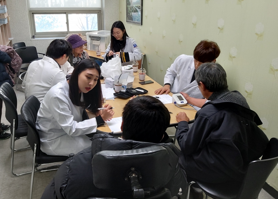 안경광학과 교수와 학생들이 원주시장애인종합복지관에서 ‘사랑의 안경나눔’ 봉사활동을 펼쳤다.