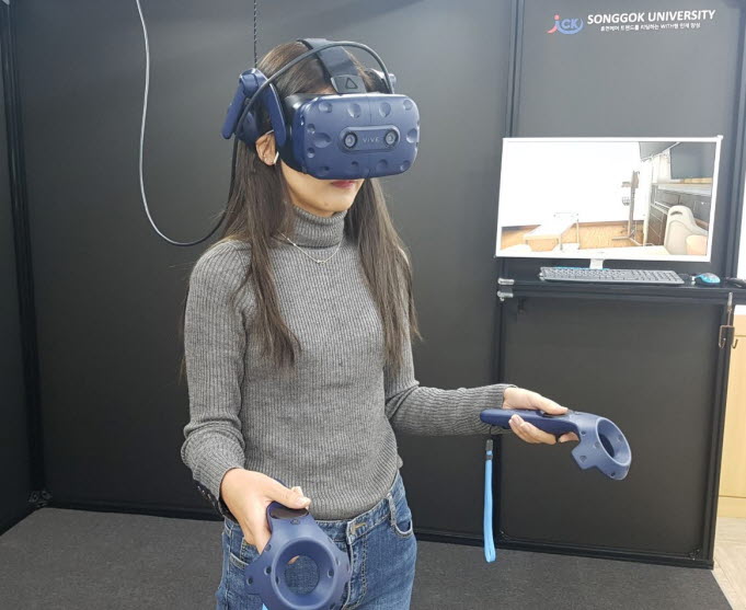 송곡대학교 재학생이 SG VR ZONE에서 VR시뮬레이션 체험을 하고 있다.