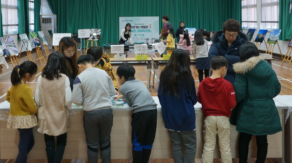 전북대 박물관이 4일 진안부귀초등학교 학생들을 대상으로 찾아가는 박물관 ‘박물관, 지역속으로’ 프로그램을 진행했다.