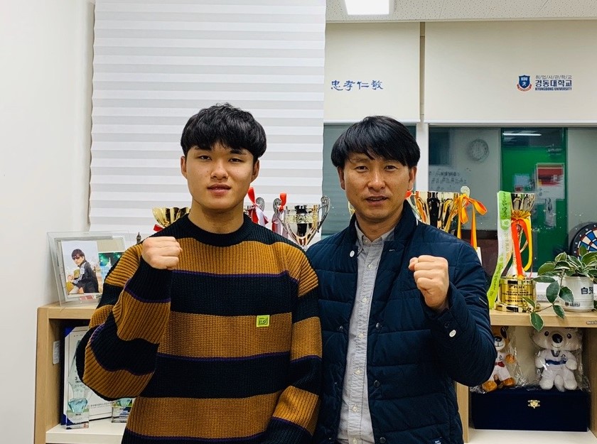 KTA 태권도시범공연단원 조영석(왼쪽)씨와 나채만 지도교수.