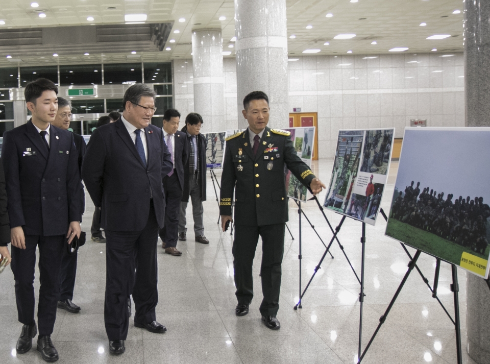 김수갑 총장이 충북대 123학군단 충무제에서 전시된 사진을 보고 있다.