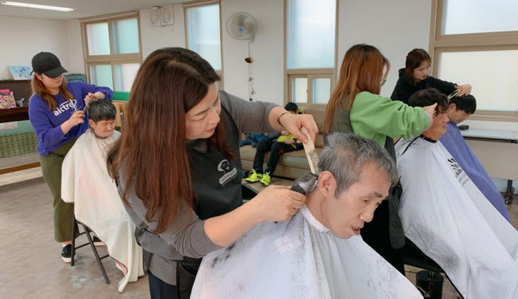 한국영상대학교 방송헤어분장과가 요양보호센터 ‘명주원’의 어르신들을 대상으로 미용봉사를 실시했다.