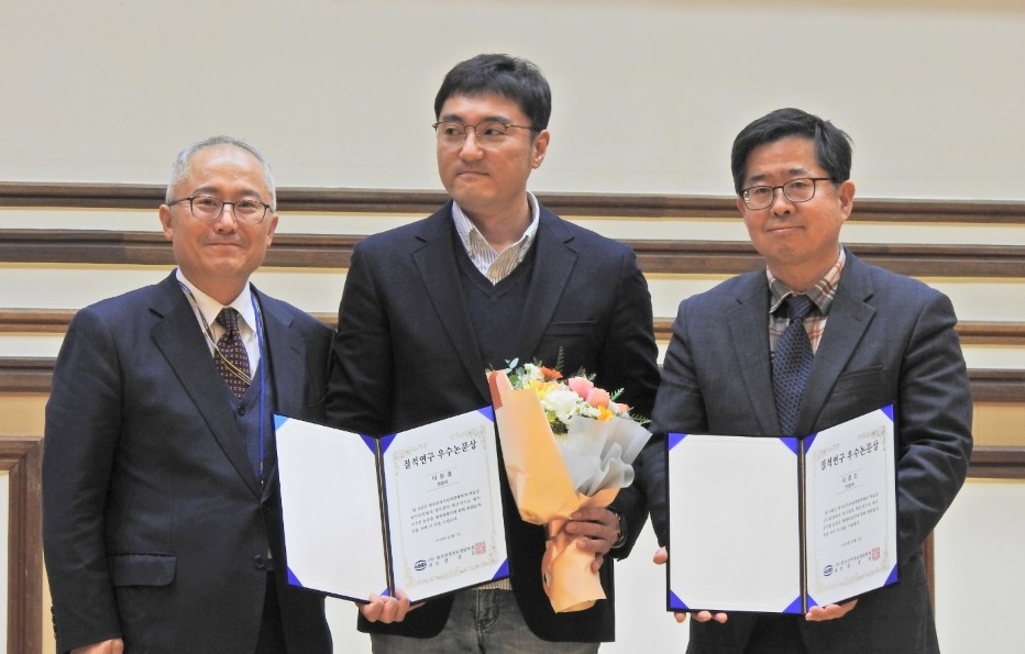 왼쪽부터 전상길 한국인적자원개발학회장, 이원철 박사, 최종인 교수