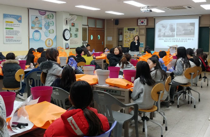 개인 미니정원 만들기 체험에 참여하고 있는 부성초등학교 학생들과 권혜진 연암대학교 스마트원예계열 교수