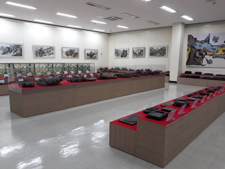 한서대 박물관이 소장하고 있는 중국 명품 벼루 123점을 공개한다.