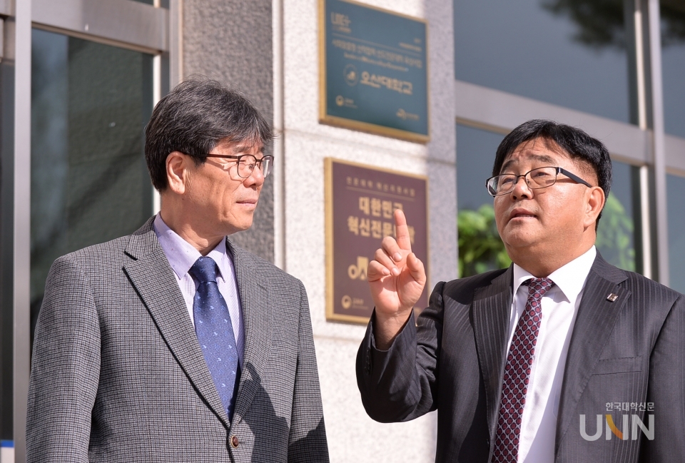 허남윤 총장이 최용섭 본지 발행인(왼쪽)과 오산대학교의 인접한 지역의 특징을 이야기하고 있다. (사진=한명섭 기자)