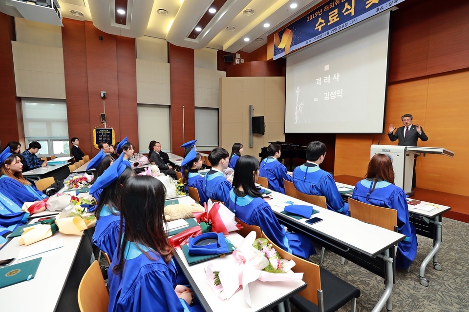 K-Move 스쿨 2기 수료식에서 김성익 총장이 학생들을 격려하고 있다.