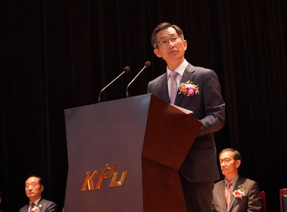 박건수 신임 총장이 취임사를 하고 있다.