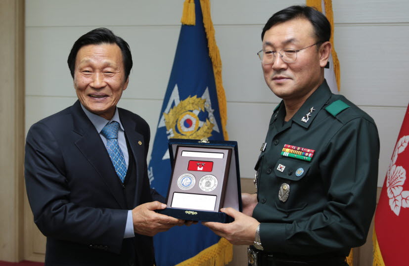 정창주 구미대학교 총장(왼쪽)이 장달수 육군3사관학교장으로부터 감사패를 전달받고 있다.