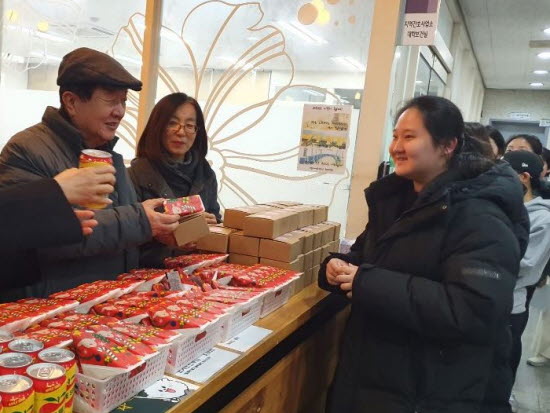 김종수 서울여자간호대 총장(맨 왼쪽)이 직접 학생들에게 간식을 나눠주고 있다.