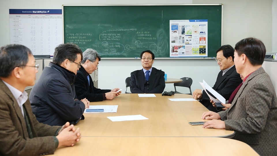 이덕훈 총장(가운데)이 한남사회혁신원 관계자들을 격려하고 있다.