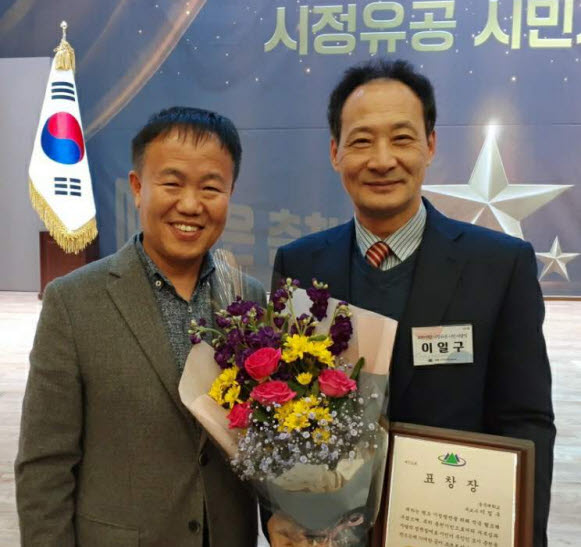 이일구 송곡대학교 교수(오른쪽)가 2019 춘천 시정유공 시민시상식에서 춘천시장상을 수상했다.