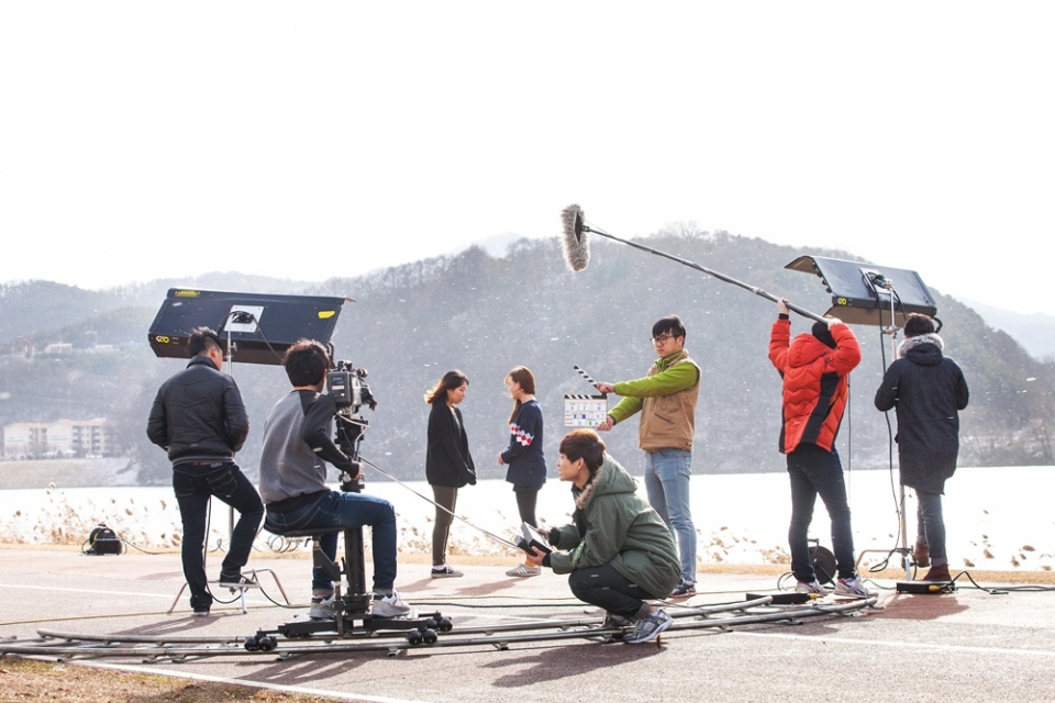 한국영상대학교 학생들이 최첨단 장비를 이용해 영화촬영을 하고 있다.