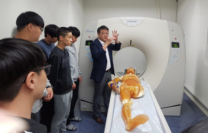 안산대학교에서 방사선사 직업체험중인 학생들