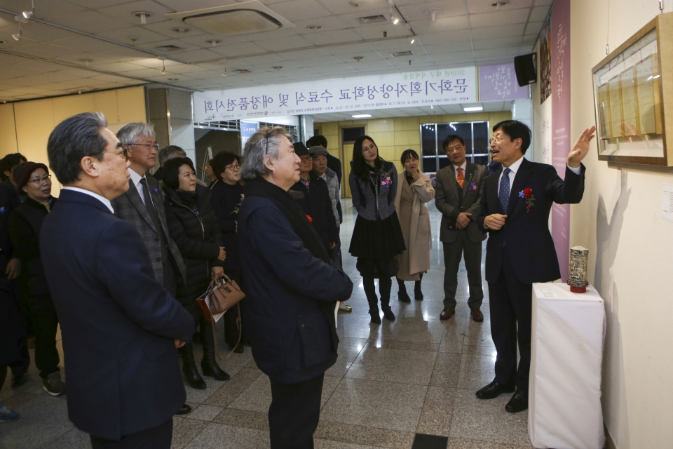 문화기획자 양성학교 수료식 및 애장품 전시회에서 박승호 총장이 애장품을 설명하고 있다.