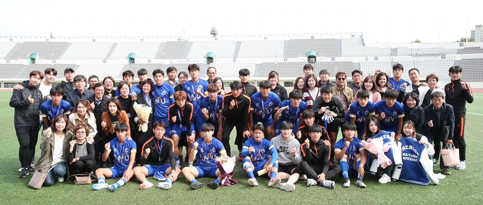 인천대  축구 선수와 학부모들이 함께 기념촬영을 했다.