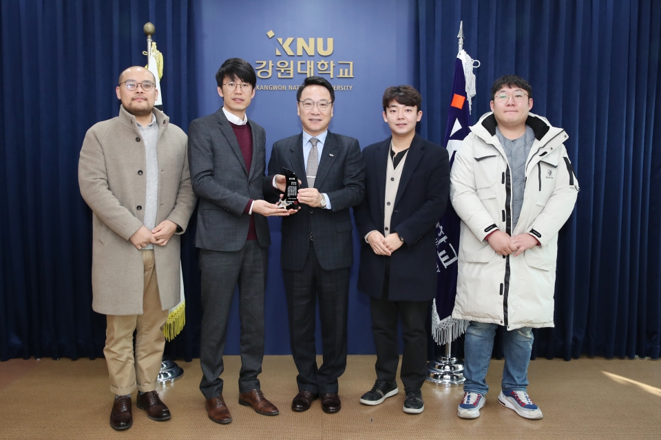 김헌영 강원대 총장(왼쪽에서 3번째)이 (사)청년창업가협회 강원지회로부터 감사패를 받았다.