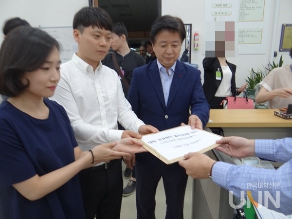 노웅래 의원이 2017년 대학원생들과 '학생인권센터 설치 의무화 법안'을 제출했다. (사진= 한국대학신문DB)