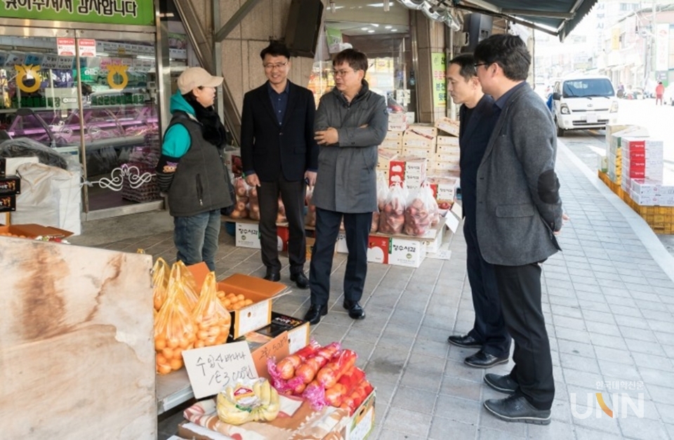 한국농수산대학 허태웅 총장과 교직원들이 설 명절에 앞서 전통시장을 방문했다.
