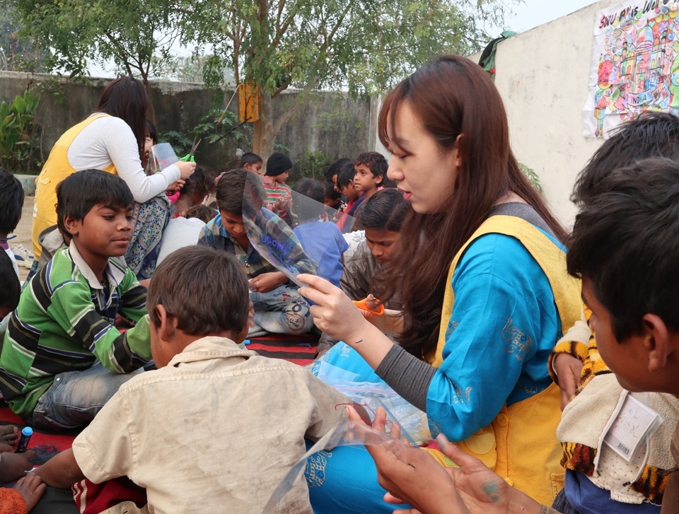 서울여대 학생이 인도 찬드라반을 방문해 지역개발활동을 하고 있다.