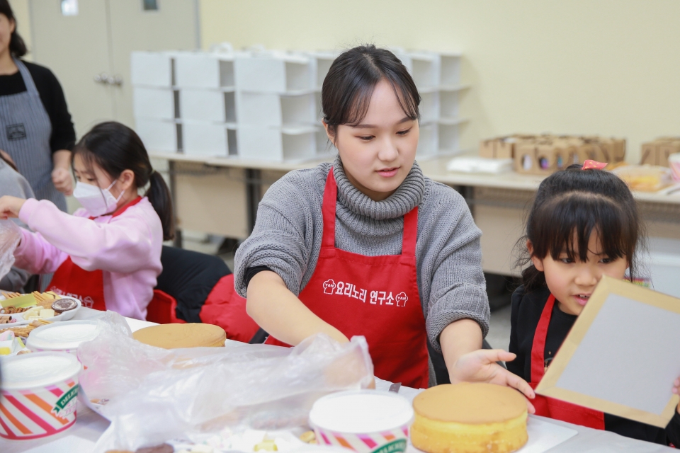 30일 대구가톨릭대가 주최한 푸드테라피 프로그램에서 재학생 자원봉사자와 지역아동센터 어린이들이 음식을 만들고 있다.