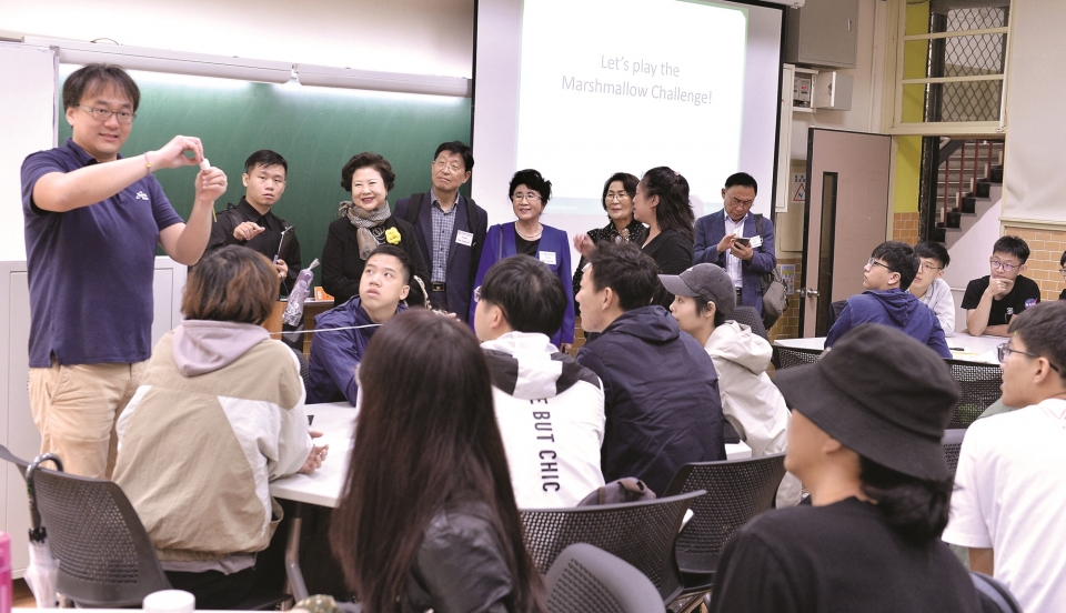 ‘UCN PS 2019 대만 콘퍼런스’ 에서 국립타이베이과학기술대학의 수업을 참관하고 있는 총장들.