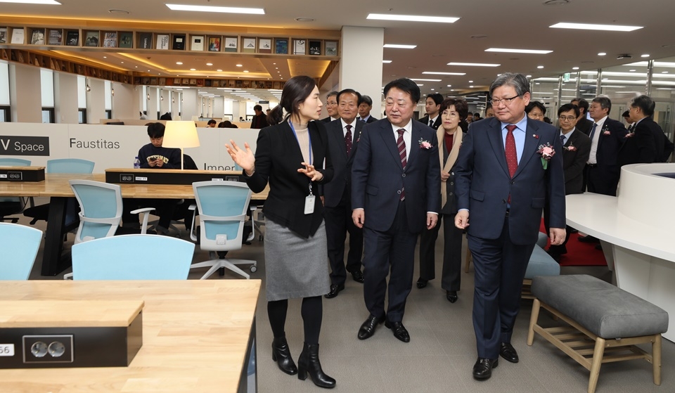 김수갑 총장(오른쪽)등이 복합문화공간을 둘러보고 있다.