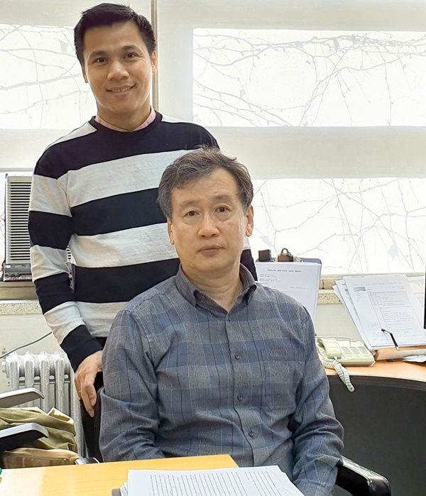 캅킴쿠옹(Kim Cuong Cap)씨와 박재봉 교수.