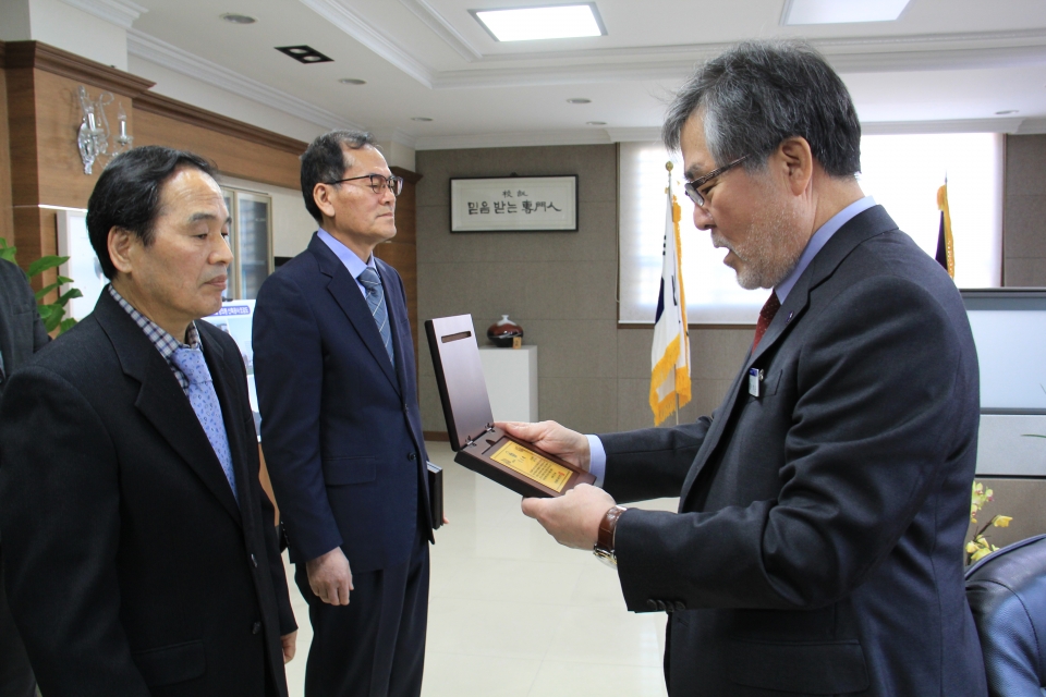 이학은 총장(오른쪽)이 정년 퇴임하는 이태영, 김덕훈 교수에게 표창장을 전달했다.