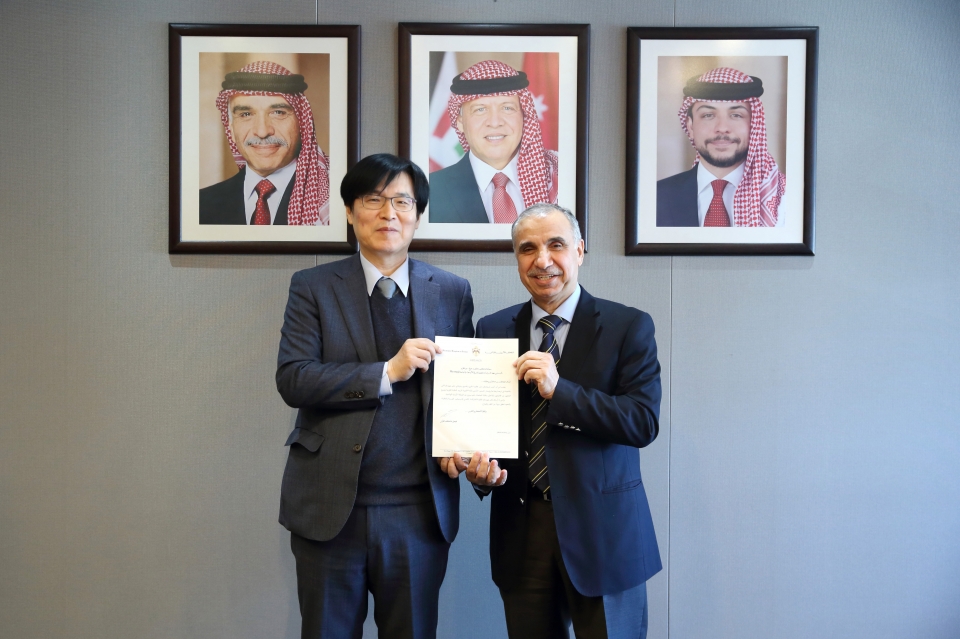명지대가 요르단 헌법을 한국어로 번역한 공로를 인정받아 감사장을 받았다. 왼쪽부터 선정원 부총장, 주한 요르단 아델 아다일레 대사.