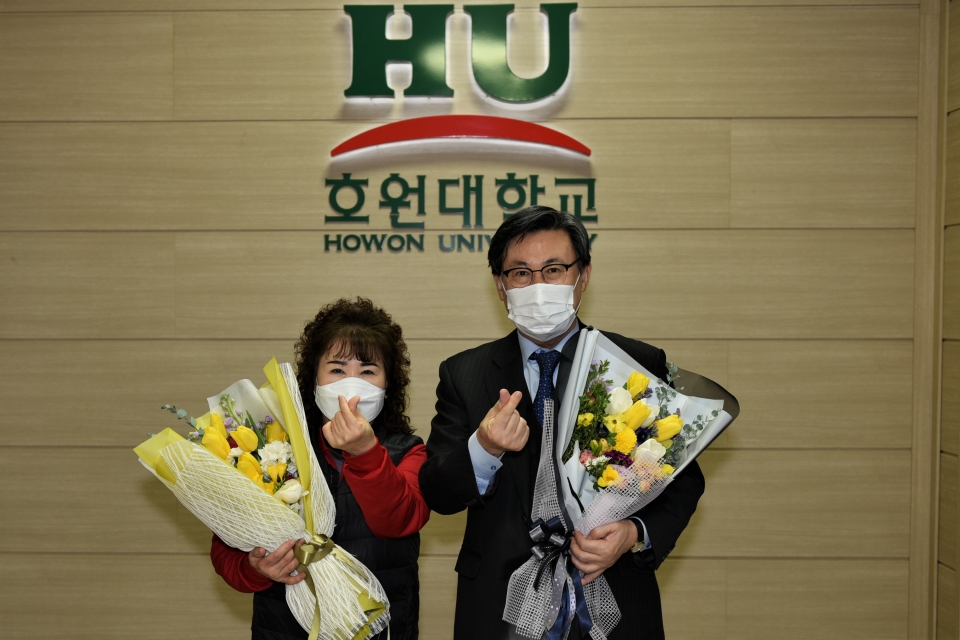 강희성 총장(오른쪽)이 화훼농가 돕기 캠페인에 동참하고자 꽃을 준비해 교내 미화반장에게 선물했다.