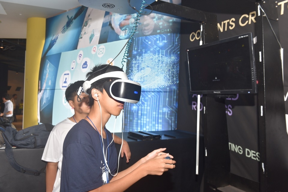 학생들이 가상현실교육센터에서 VR체험을 하고 있다.