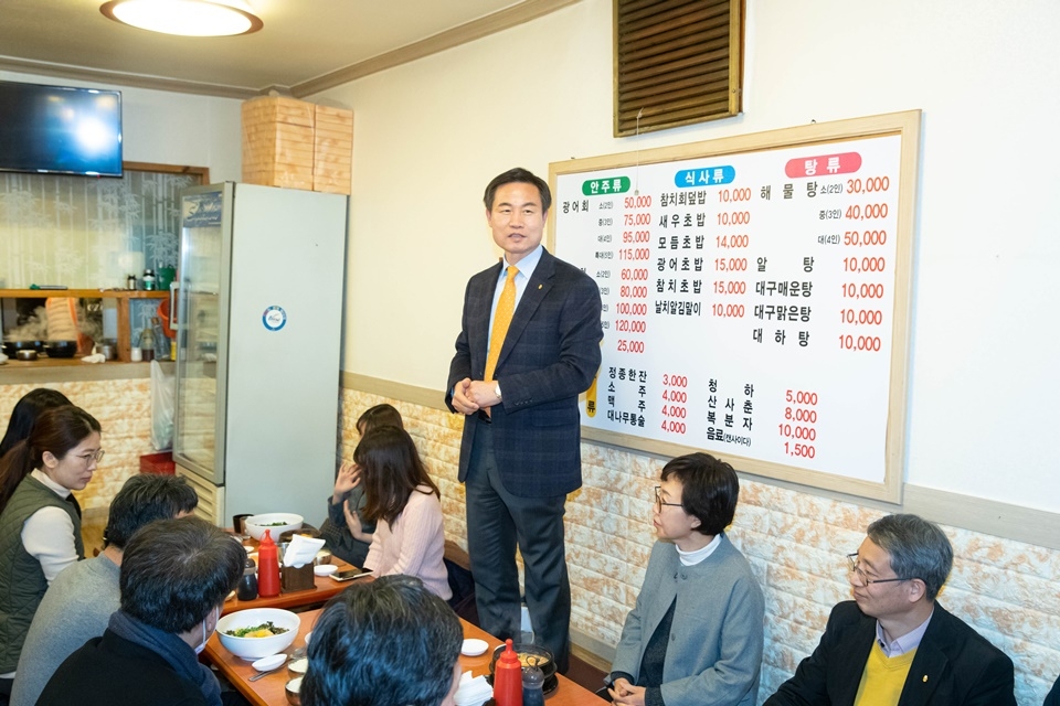 김동원 총장이 교직원들과 식사하며 주변 상권 이용을 독려하고 있다.