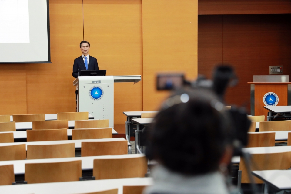삼육대가 교수협의회를 유튜브 생중계로 진행했다.사진은 김일목 총장이 장학방침을 발표하는 모습.