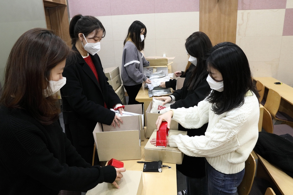 서울여대가 12일 코로나19 확산으로 어려움을 겪고 있는 대구·경북지역 학생들에게 위로와 응원을 담은 선물을 전달했다.