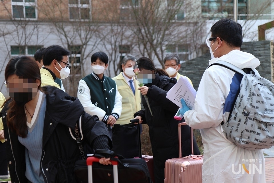한 대학에서 중국인 유학생들을 수송하고 있는 모습. (한국대학신문 DB)