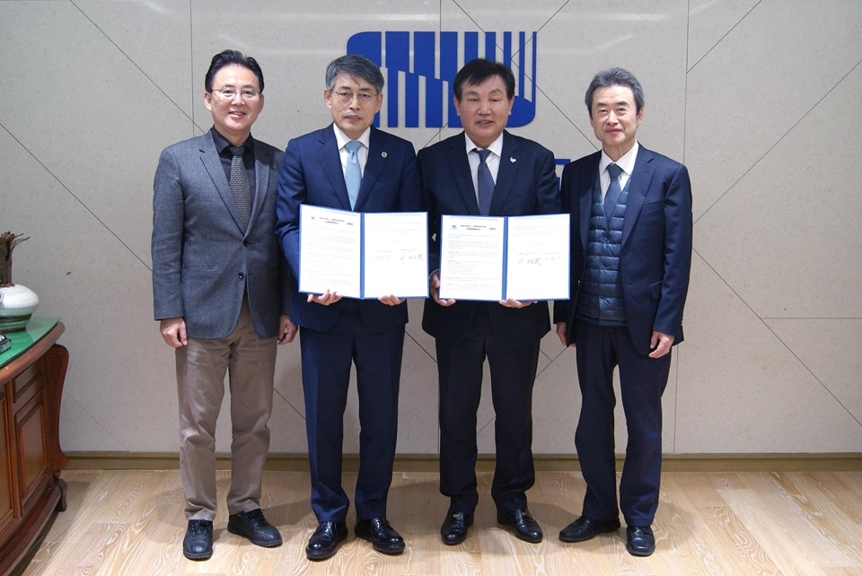 서울시립대는 13일 오전 대학본관 총장실에서 (사)행복미래아카데미와 인재양성을 위한 상호 교류협약을 체결했다.